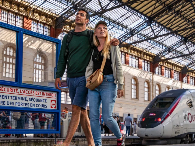 Couple arrivant à la gare de Marseille Saint Charles