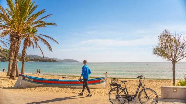 Radfahrer und Boot am Strand von Le Lavandou