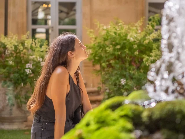 Jeune femme visitant l'Hôtel de Caumont d'Aix-en-Provence