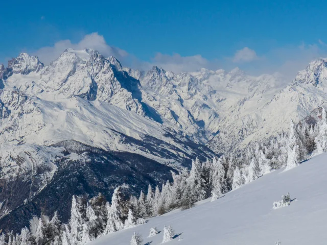 Verschneite Bergmassive in Saint-Crépin in den Hautes-Alpes