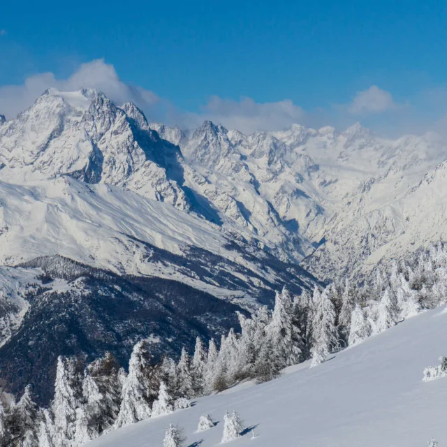 Massifs enneigés à Saint-Crépin