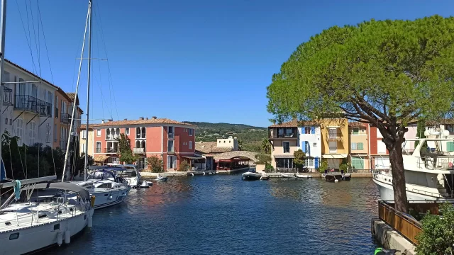 Boote und bunte Fassaden in Port Grimaud