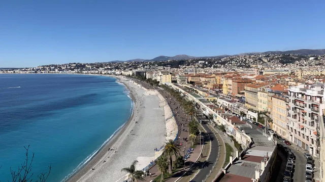 Panoramablick auf die Promenade des Anglais und das Meer