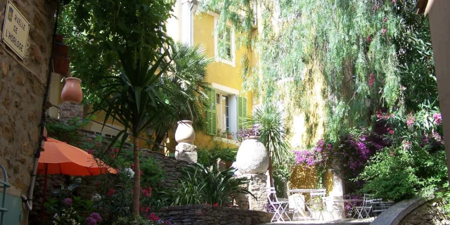 Rue de l'horloge à Bormes-les-Mimosas