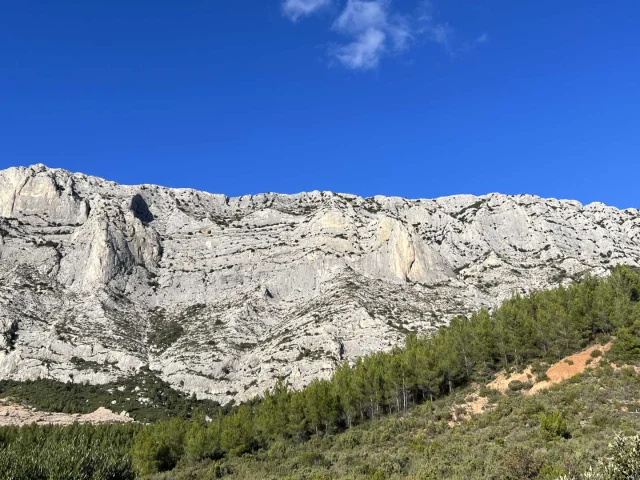 Der Berg Sainte-Victoire bei gutem Wetter