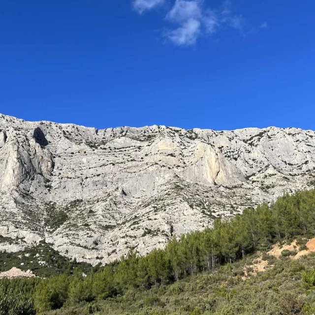 Der Berg Sainte-Victoire bei gutem Wetter