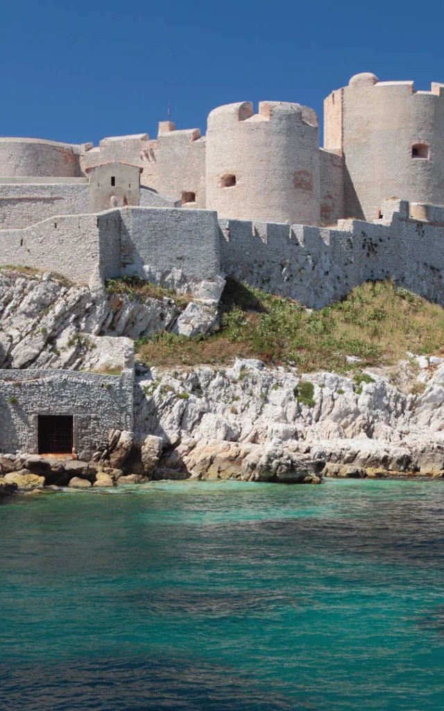 Le château d'If vu depuis la mer par beau temps