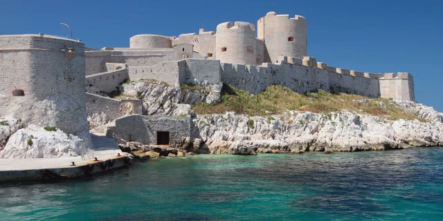 Das Château d'If bei schönem Wetter vom Meer aus gesehen