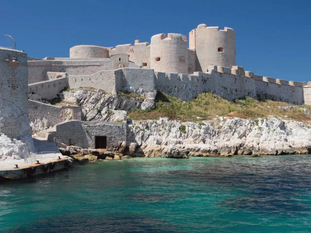 Das Château d'If bei schönem Wetter vom Meer aus gesehen