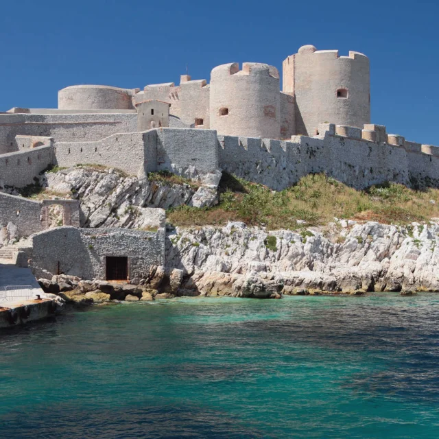 Das Château d'If bei schönem Wetter vom Meer aus gesehen