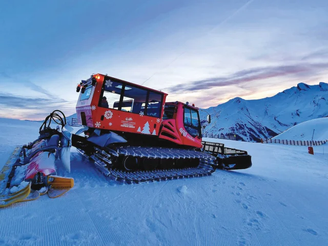 Dameuse sur les pistes enneigées du Val d'Allos