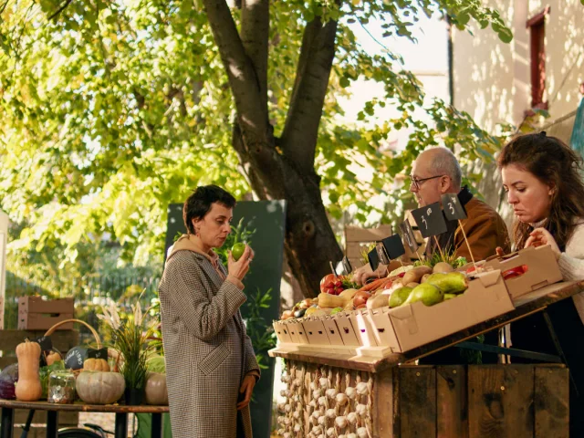 Femme qui sent un fruit au marché