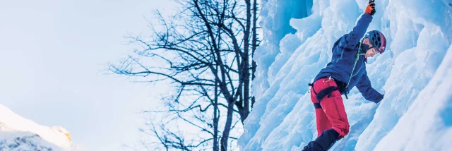 Mann beim Eisfallklettern in Pelvoux