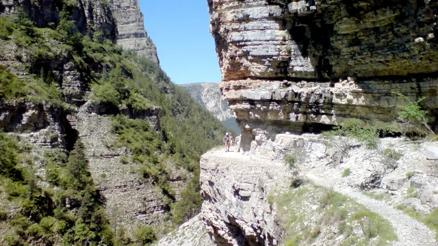 File source: http://commons.wikimedia.org/wiki/File:Sentier_dans_les_gorges_de_St-Pierre_(Beauvezer).JPG