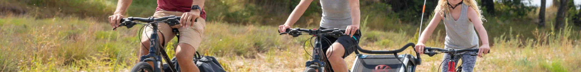 Famille en balade à vélo