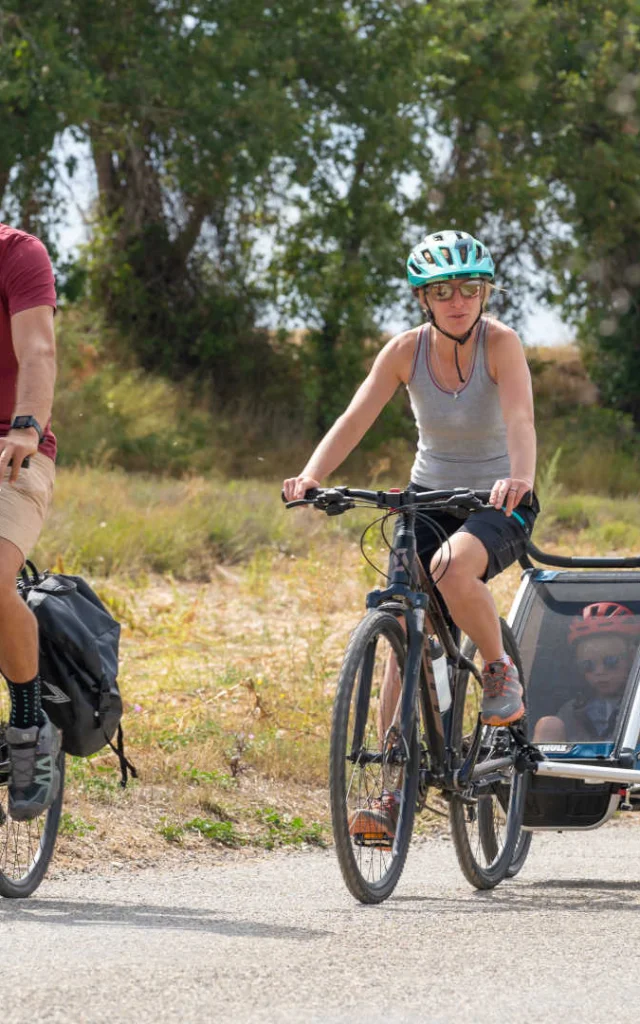 Famille en balade à vélo
