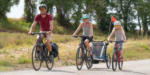 Famille en balade à vélo