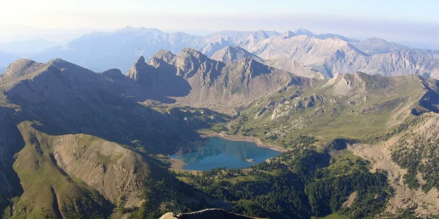 Le lac d'Allos vu du sommet du mont Pelat.