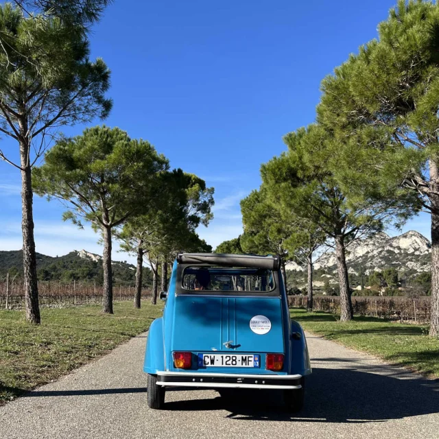 2CV bleue sur les routes de Provence