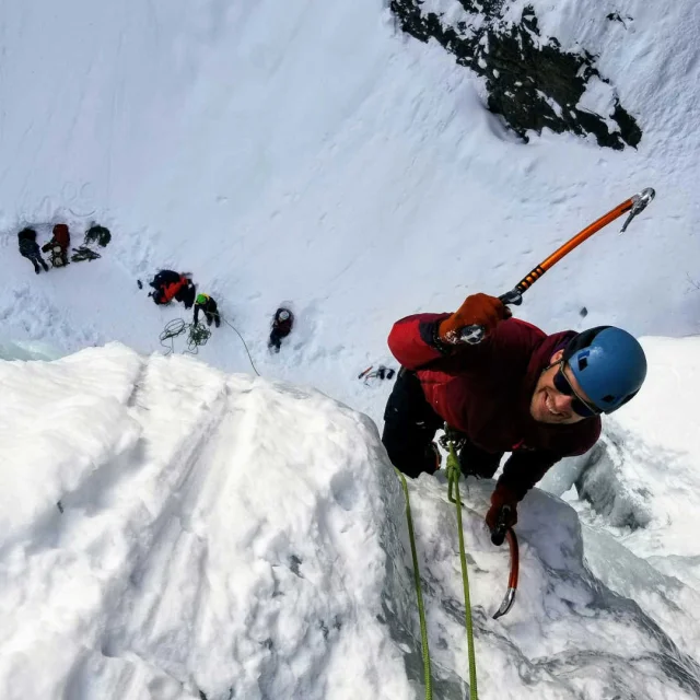 Alpiniste qui escalade une cascade de glace