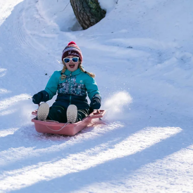 Enfant en luge dans les Hautes-Alpes