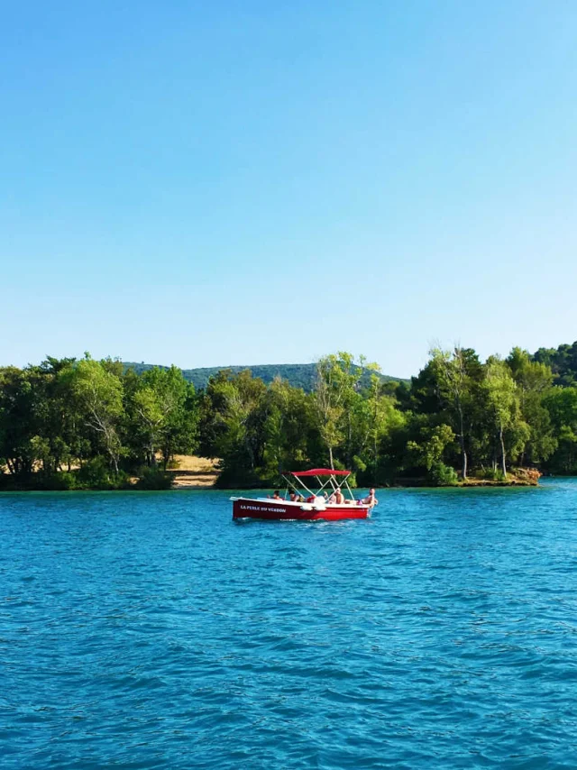 Barque sur le lac Esparron de Verdon Alpes De Haute Provence
