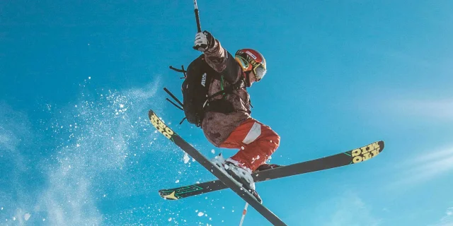Freestyle-Skifahrer, der eine akrobatische Figur in der Luft macht