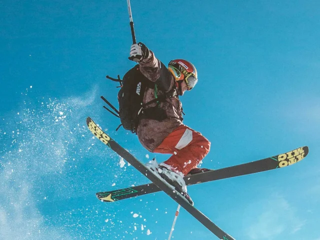 Skieur freestyle qui fait une figure acrobatique dans les airs