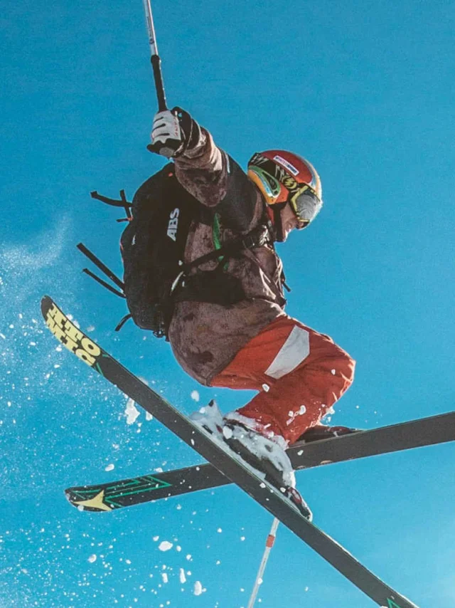 Skieur freestyle qui fait une figure acrobatique dans les airs