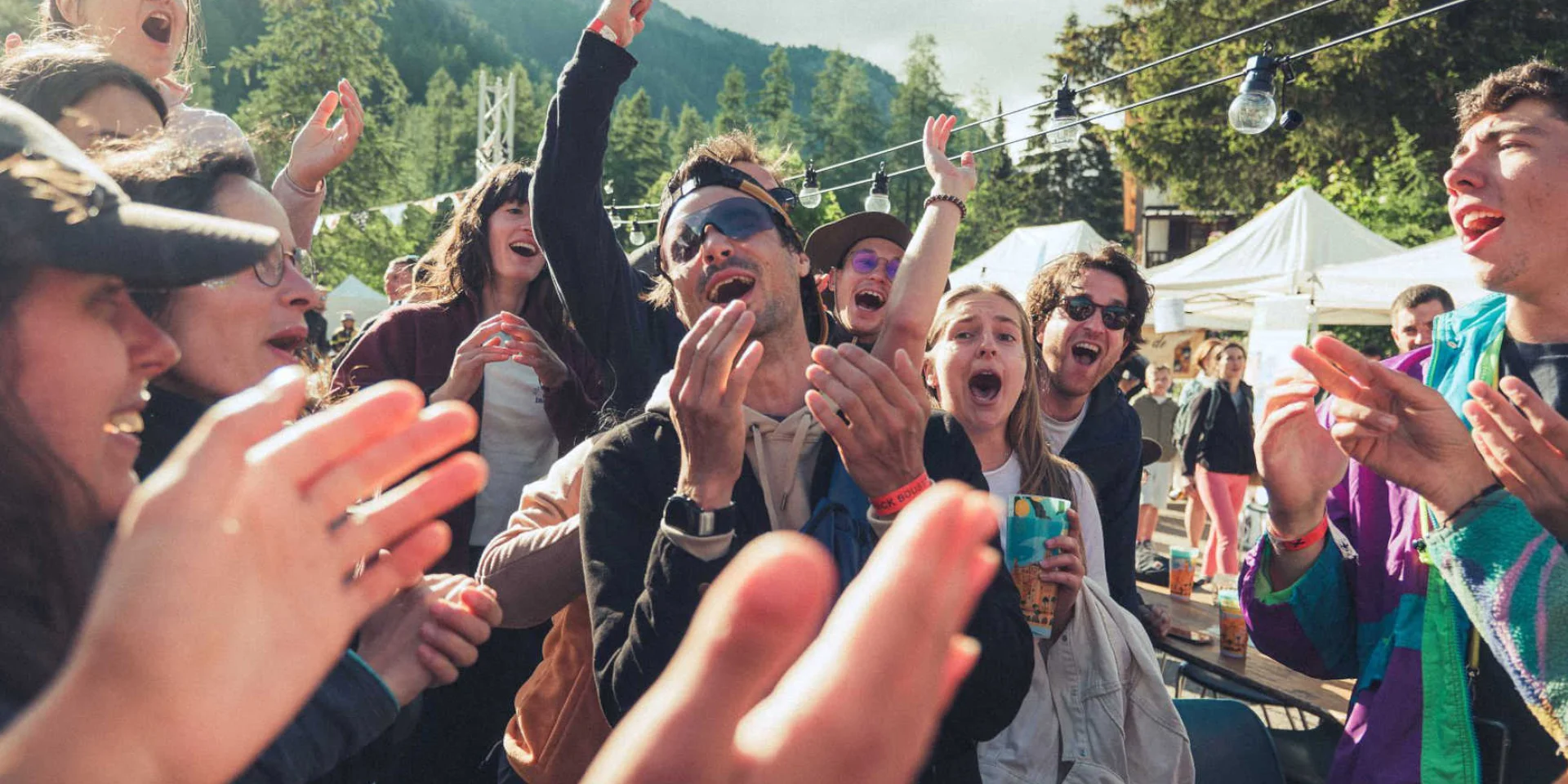 Groupe de participants heureux au trek Mad Jacques