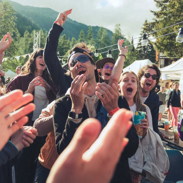 Groupe de participants heureux au trek Mad Jacques