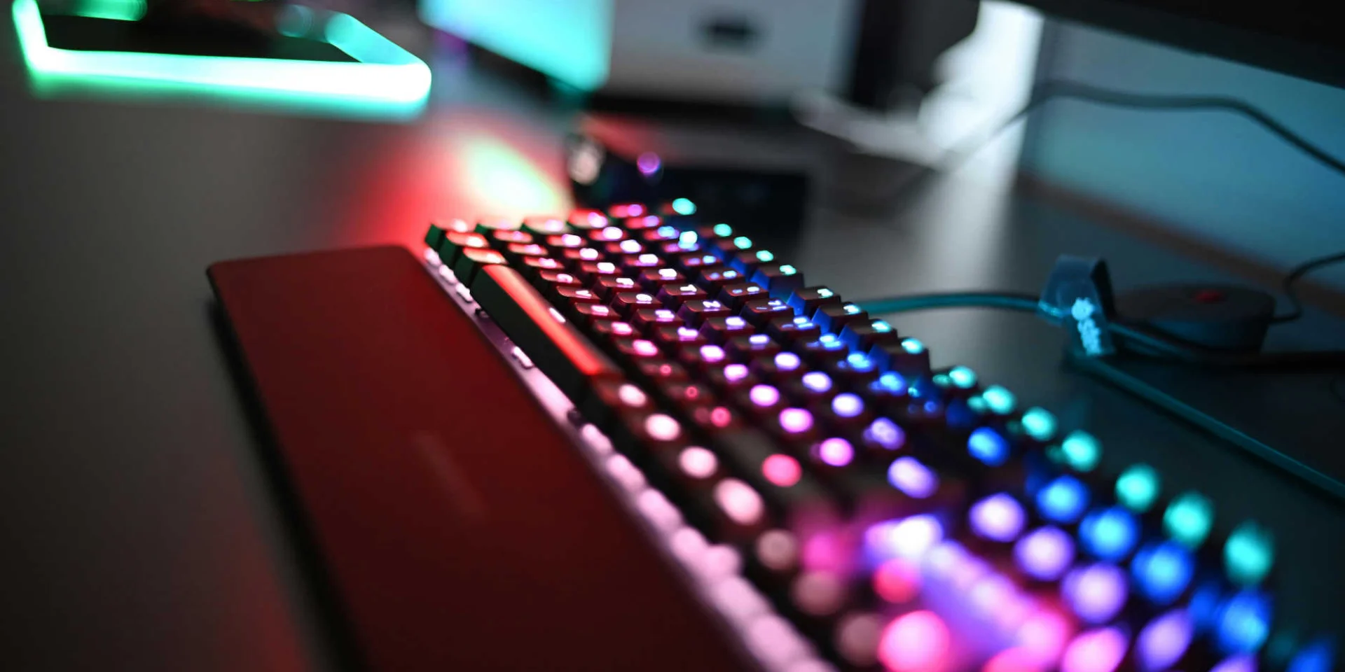 Gros plan sur un clavier de gamer noir avec éclairage coloré