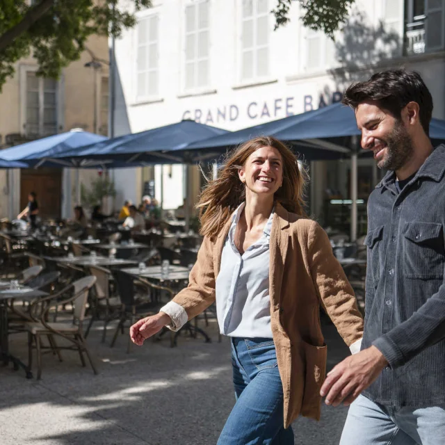 Un couple heureux qui se balade dans le centre d'Avignon au soleil