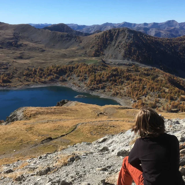 Eine Frau, die das Panorama rund um den Lac d'Allos betrachtet.