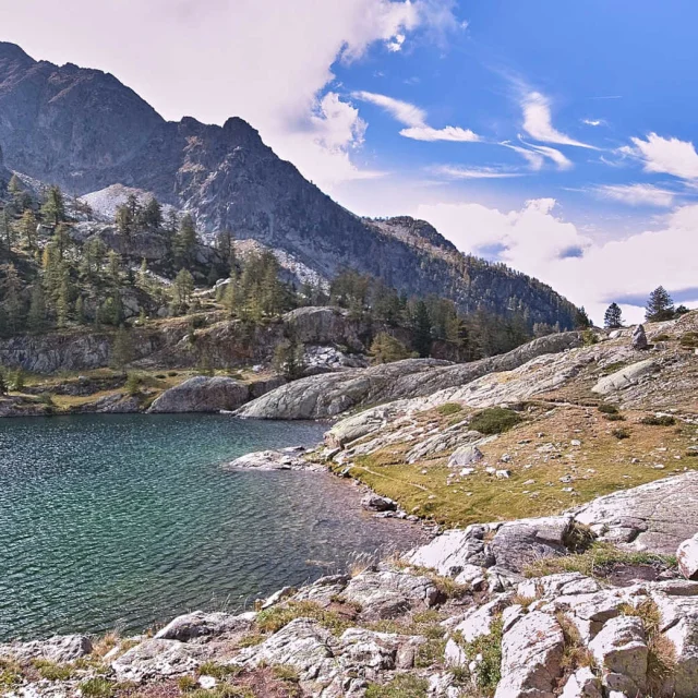 Le lac du Boréon au cœur de la nature rocheuse et verdoyante du Mercantour