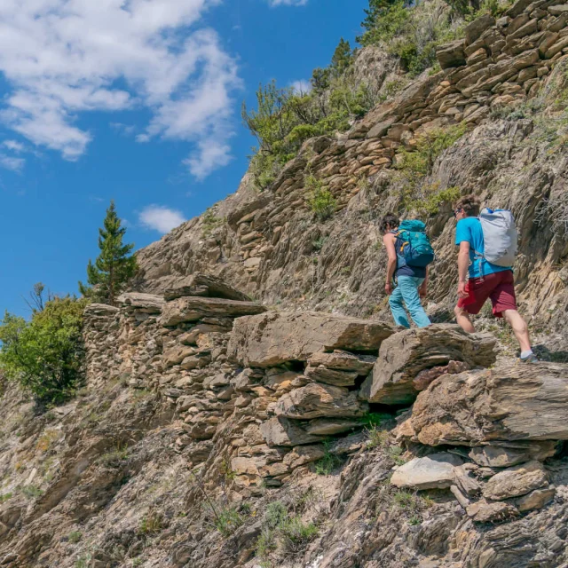Randonneurs sur un sentier rocheux dans le Parc naturel du Queyras