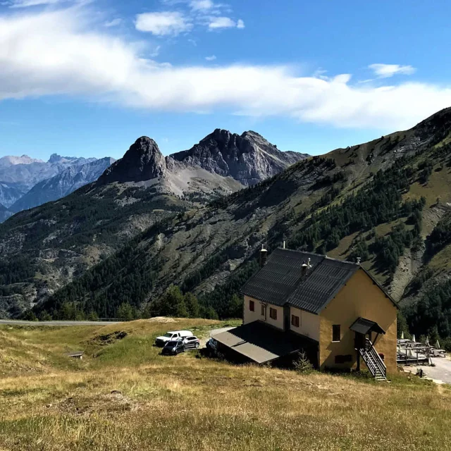 Blick auf die Berghütte Refuge du col d'Allos und den Mercantour