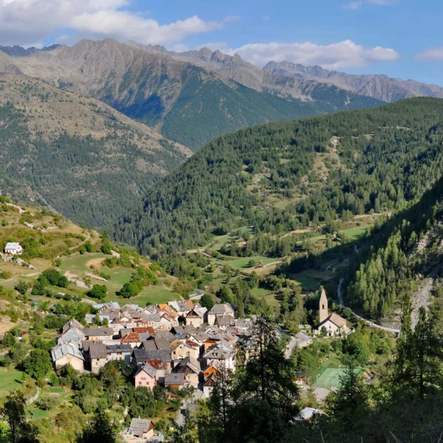 Vue plongeante de Saint-Dalmas-le-Selvage petit village authentique de l'Ubaye
