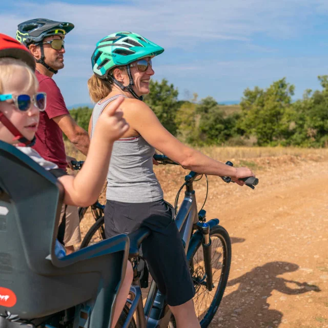 Couple and little boy on a bike ride in the Verdon Regional Nature Park