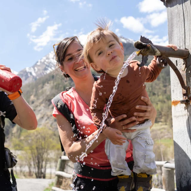 Couple et petit garçon en balade dans le Queyras