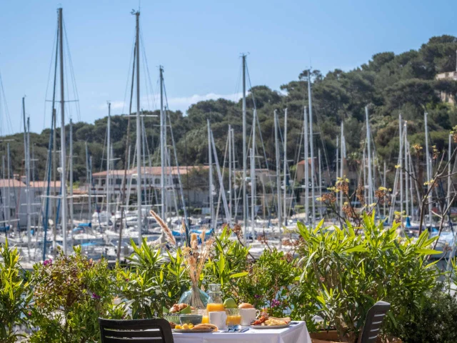 Petit Dejeuner Vue Port Société Paul Ricard Ile Des Embiez