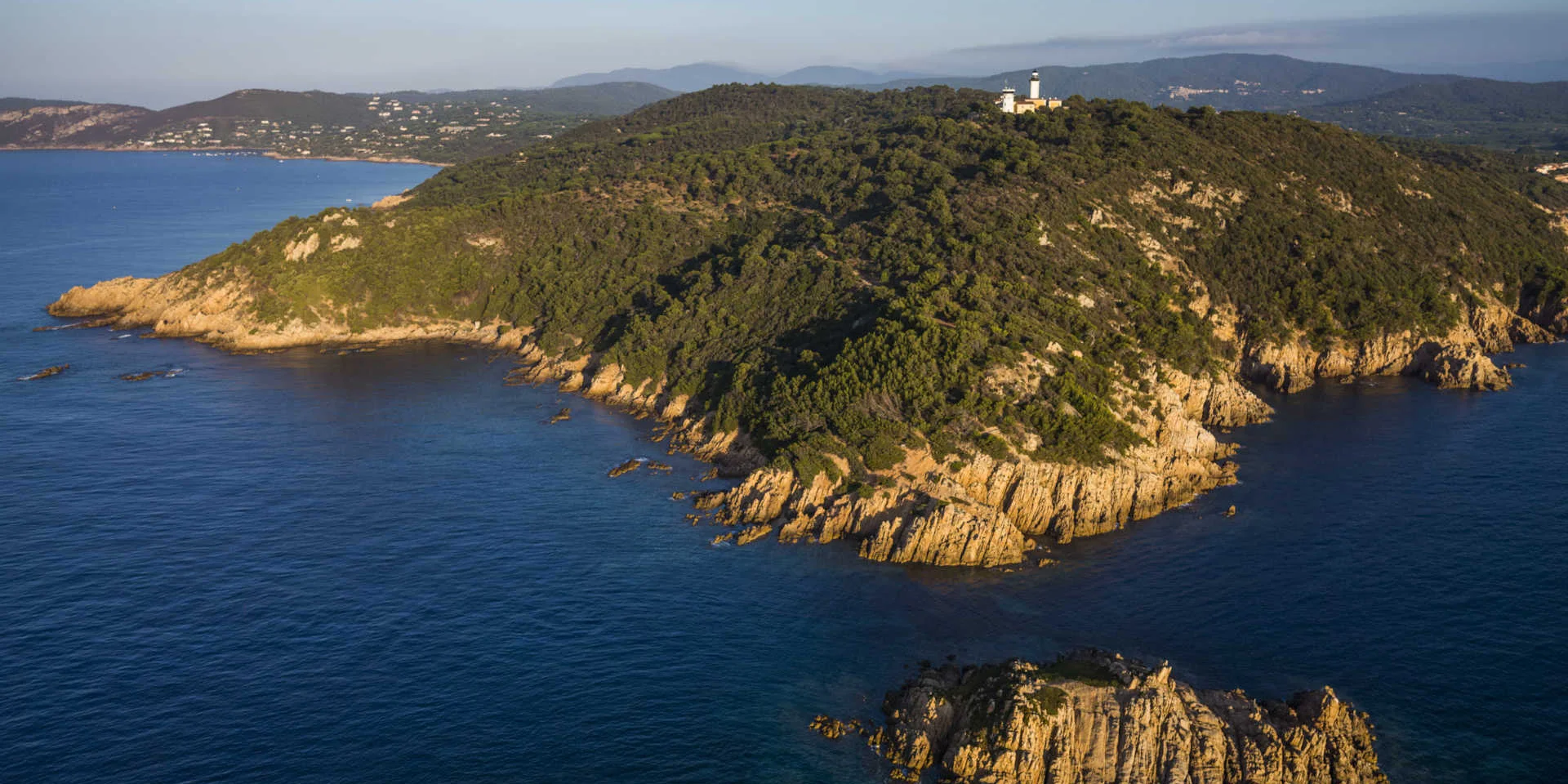 Vue large du phare de Camarat à Ramatuelle
