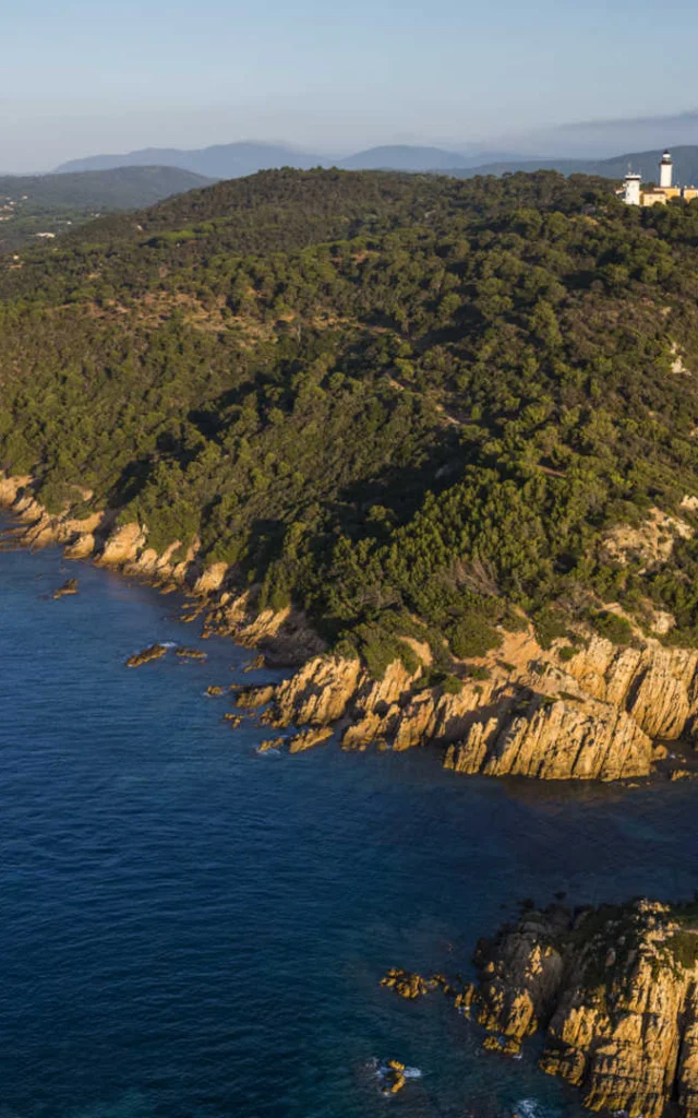 Vue large du phare de Camarat à Ramatuelle