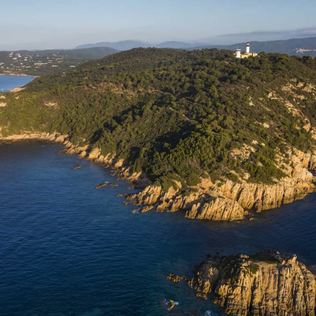 Vue large du phare de Camarat à Ramatuelle