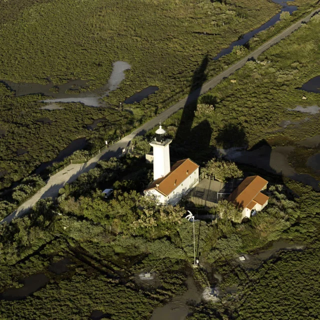 Le phare de la Gacholle aux Saintes-Maries-de-La-Mer vu de haut