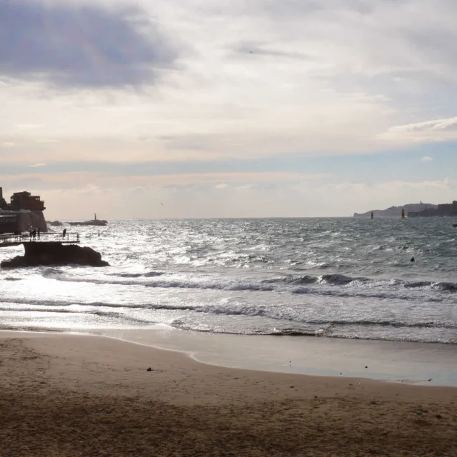 La plage des Catalans à Marseille au coucher du soleil
