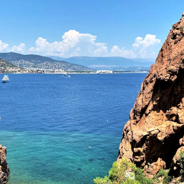 La pointe de l'Aiguille et la côte au loin, à Théoule-sur Mer
