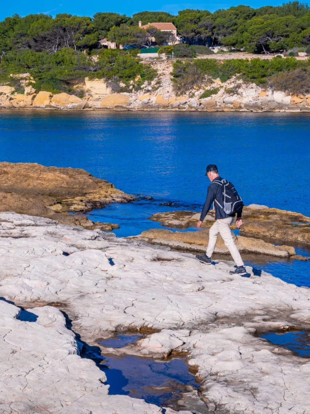 Hiking along the La Couronne coastline