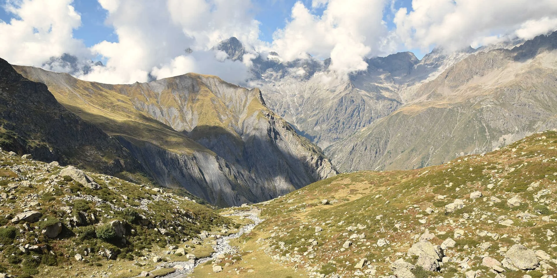 Affluent du torrent de Vallonpierre qui serpente au milieu de la vallée dans le décor alpin des Ecrins