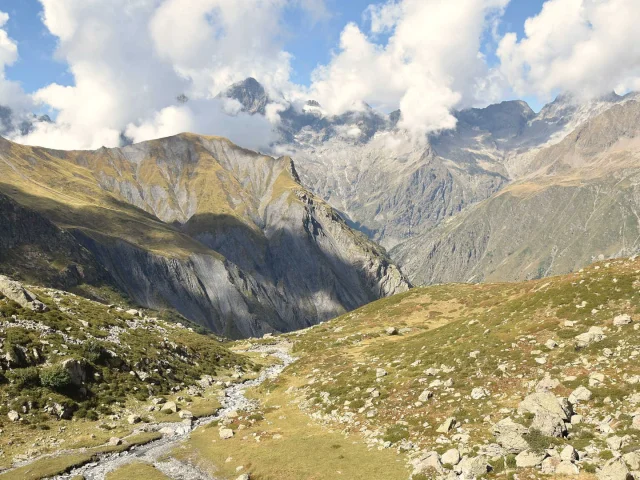 Affluent du torrent de Vallonpierre qui serpente au milieu de la vallée dans le décor alpin des Ecrins